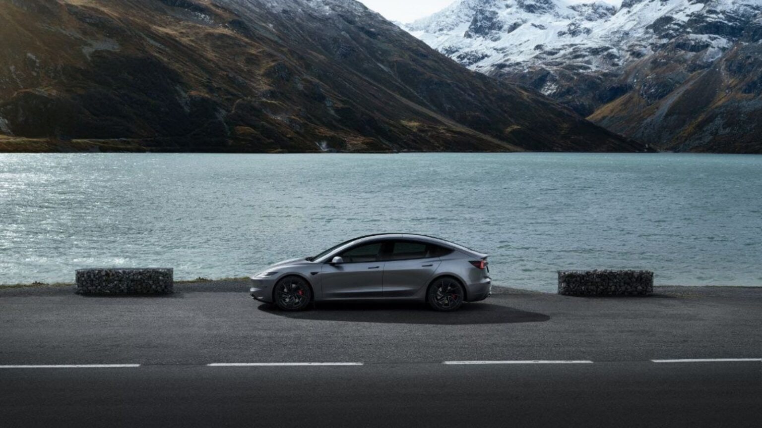 Tesla celebra le festività con eventi, regali e novità tecnologiche
