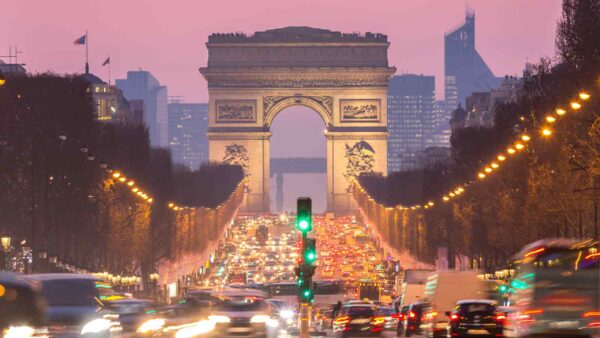 Parigi, la famosa capitale francese, alza la voce contro i SUV, responsabili di incidenti spesso mortali a danno di pedoni o ciclisti.