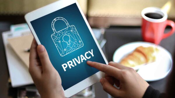 La privacy online è un argomento sempre più delicato e discusso, e WhatsApp aumenta la sua protezione tramite il nuovo aggiornamento.