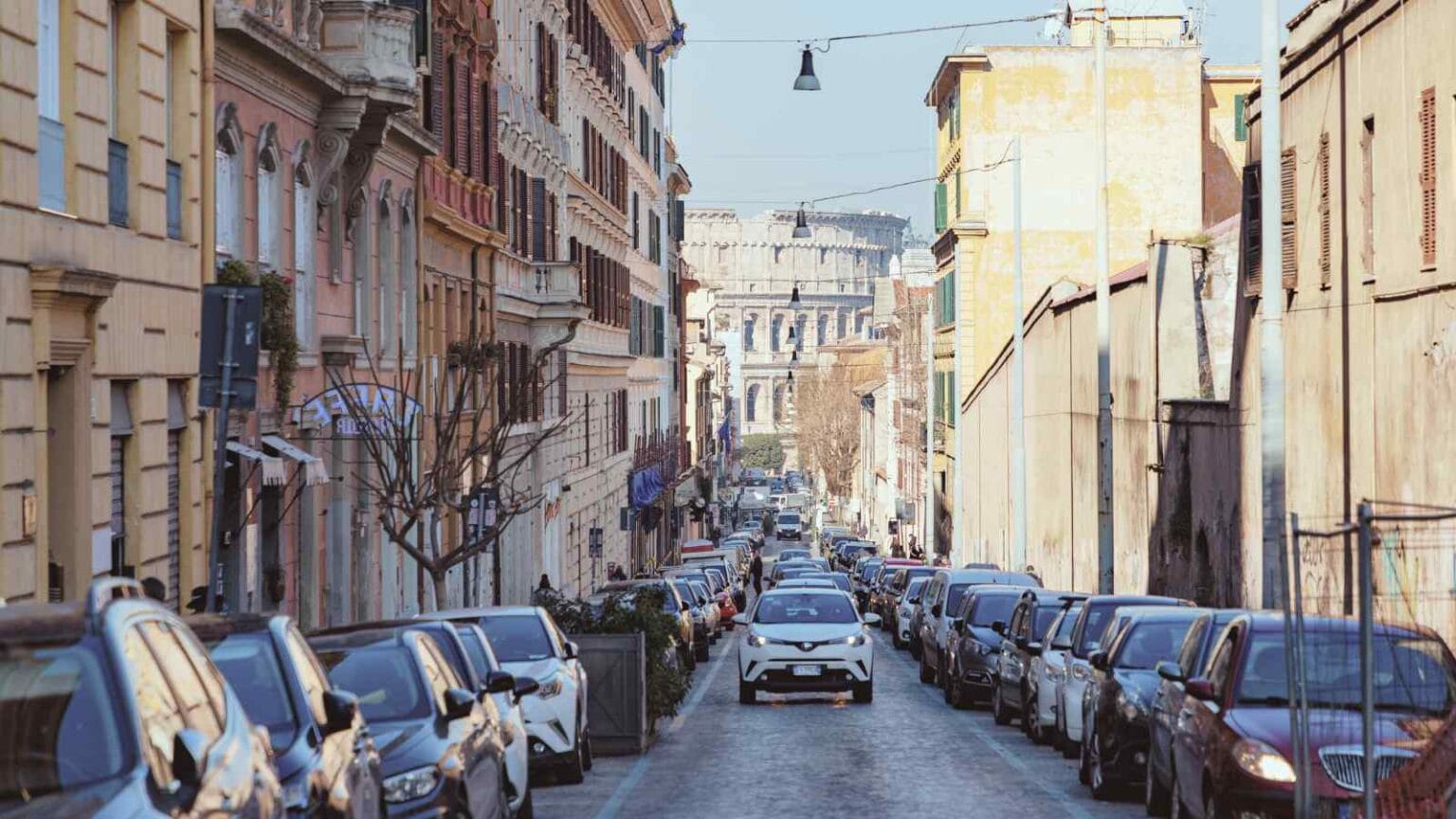 Che Roma abbiaì un problema di parcheggi selvaggi è facile capirlo, ma ora arriva Cerbero a sorvegliare le sue antiche strade.