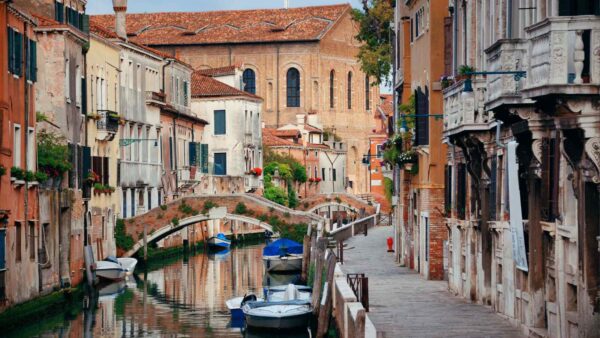 Venezia è una città tanto unica quanto delicata, e ora il barcavelox aiuterà a mantenere il moto ondoso e le velocità nei limiti tollerabili.