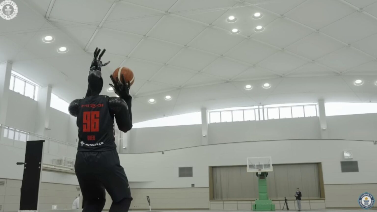 Robot fa canestro da 24 metri: Toyota batte il record mondiale, VIDEO