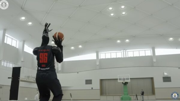Robot fa canestro da 24 metri: Toyota batte il record mondiale, VIDEO