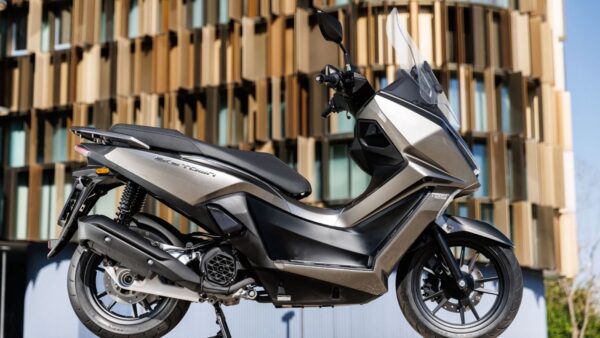 Kymco Skytown 125: lo scooter urbano pratico ed elegante