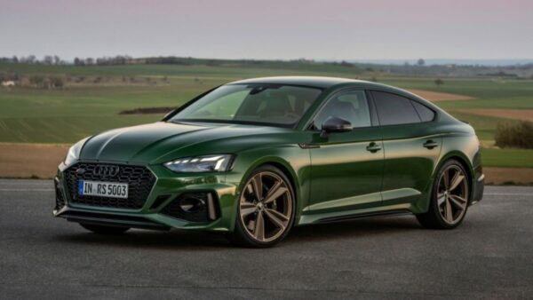 Nuova Audi RS 5: potenza ibrida e stile aggressivo