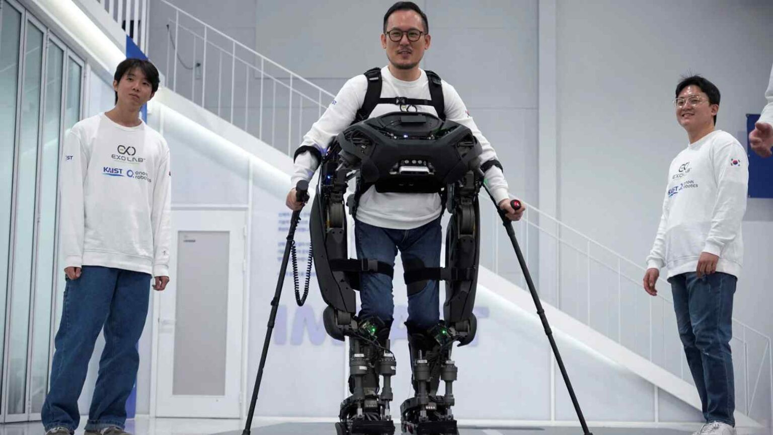 Il WalkON Suit F1, esoscheletro innovativo, aiuta le persone paraplegiche a muoversi autonomamente, migliorando la qualità della vita.