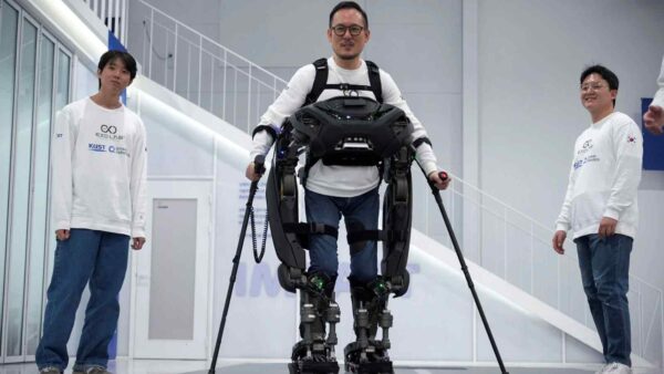 Il WalkON Suit F1, esoscheletro innovativo, aiuta le persone paraplegiche a muoversi autonomamente, migliorando la qualità della vita.