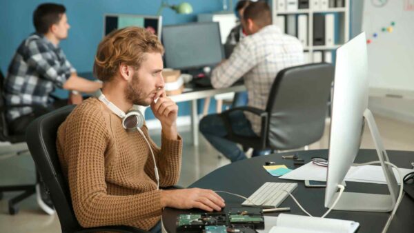 Qlik rilascia i dati della ricerca fatta nelle aziende italiane relativa all'uso dell'AI in ambito professionale, svelandone i problemi.