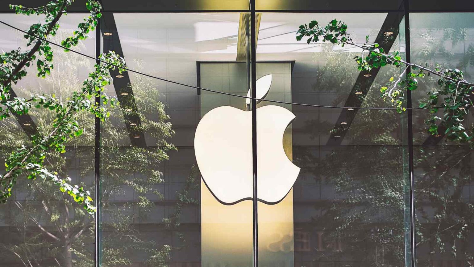 Apple va controcorrente nella corsa all'AGI, e si limita a migliorare i suoi dispositivi. anche grazie all'AI come supporto per l'utente.