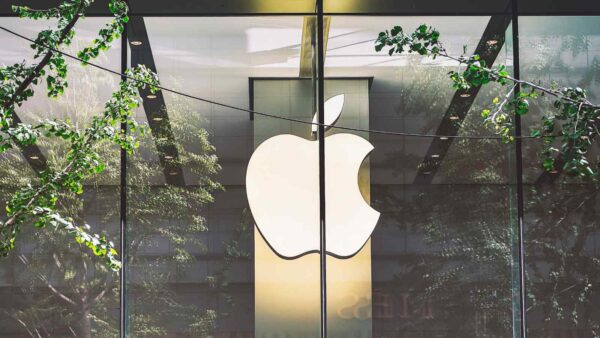 Apple va controcorrente nella corsa all'AGI, e si limita a migliorare i suoi dispositivi. anche grazie all'AI come supporto per l'utente.