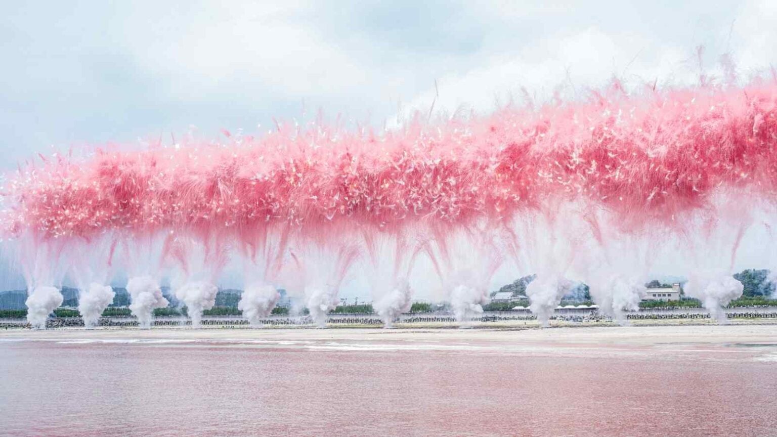 Centinaia di droni già predisposti al volo per uno spettacolo artistico in Cina, sono schiantati a terra e in mare senza un apparente motivo.