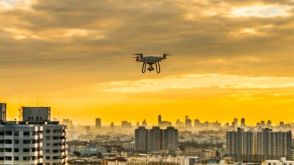Alcuni droni non autorizzati sono stati rilevati sui cieli di New York, creando un'ondata di insicurezza generale e nuovi divieti di volo.
