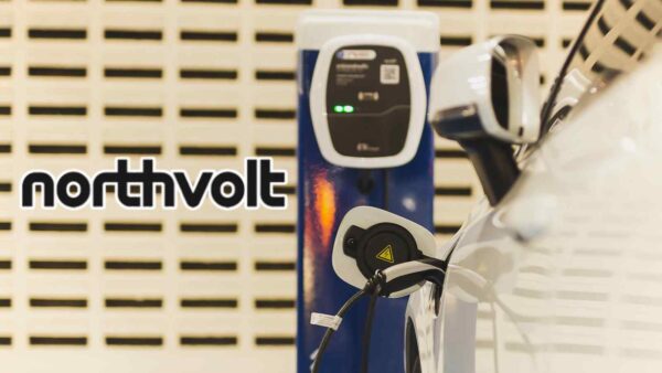 Northvolt affronta una crisi grave, chiedendo protezione dal fallimento dopo inefficienze e ritardi nella produzione di batterie.