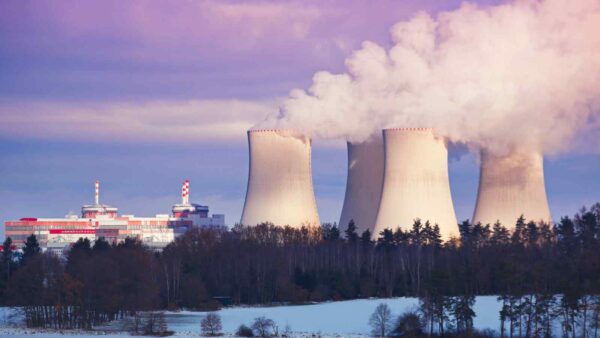 Il reattore nucleare EPR di Flamanville è entrato in funzione, un passo importante per la Francia nonostante costi e sfide.