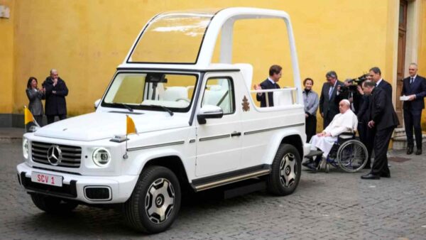 Il Vaticano si fa sostenibile e la nuova papamobile, firmata Volkswagen, è interamente fatta a mano con un potente motore elettrico.