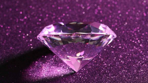 Un diamante viola amplifica i segnali spaziali, rivoluzionando la comunicazione con le sonde distanti e riducendo i costi operativi.