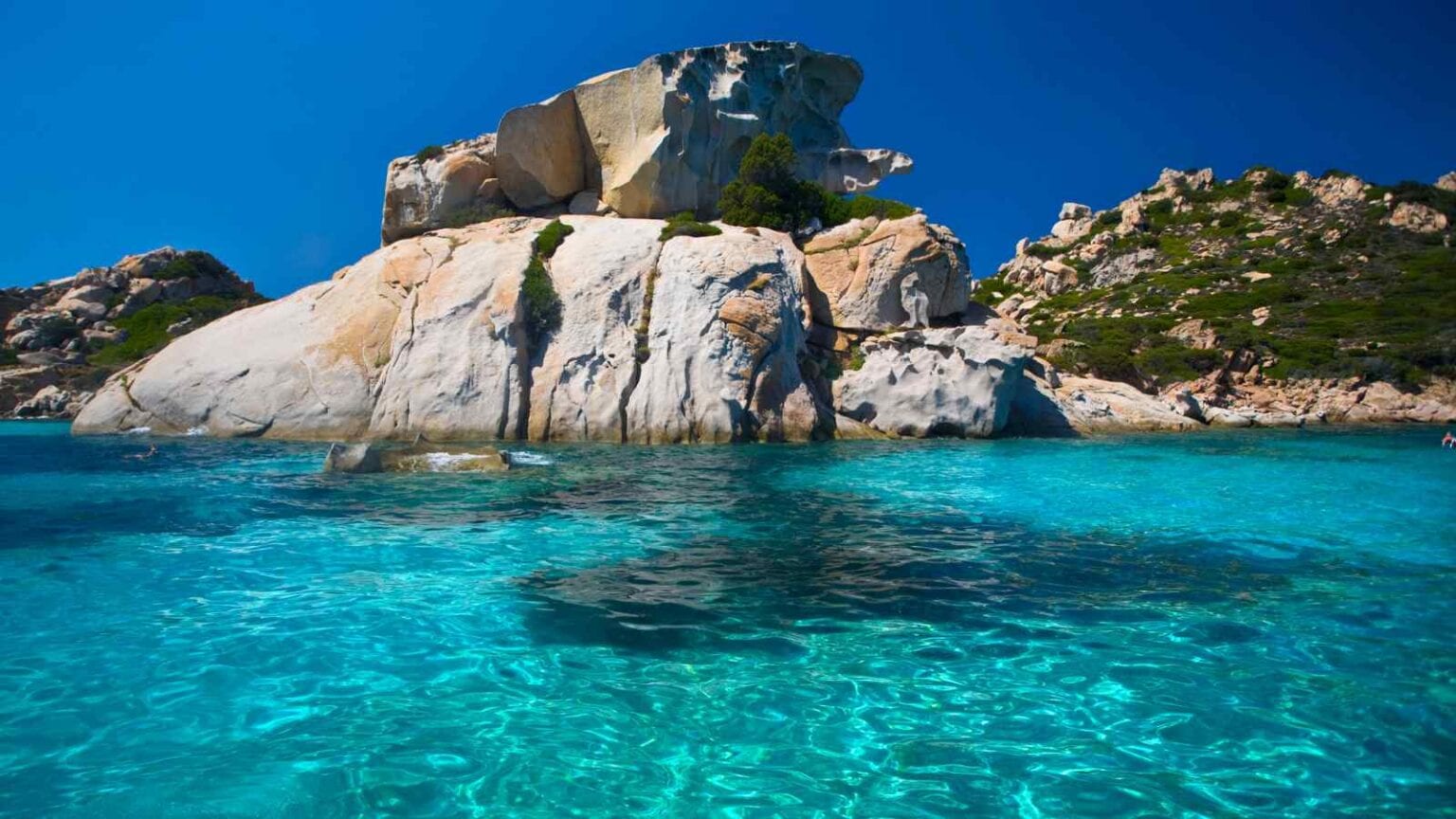 La Sardegna si schiera fermamente contro i nuovi parchi di energia rinnovabile, approvando una legge che tutela l'ambiente dell'isola.