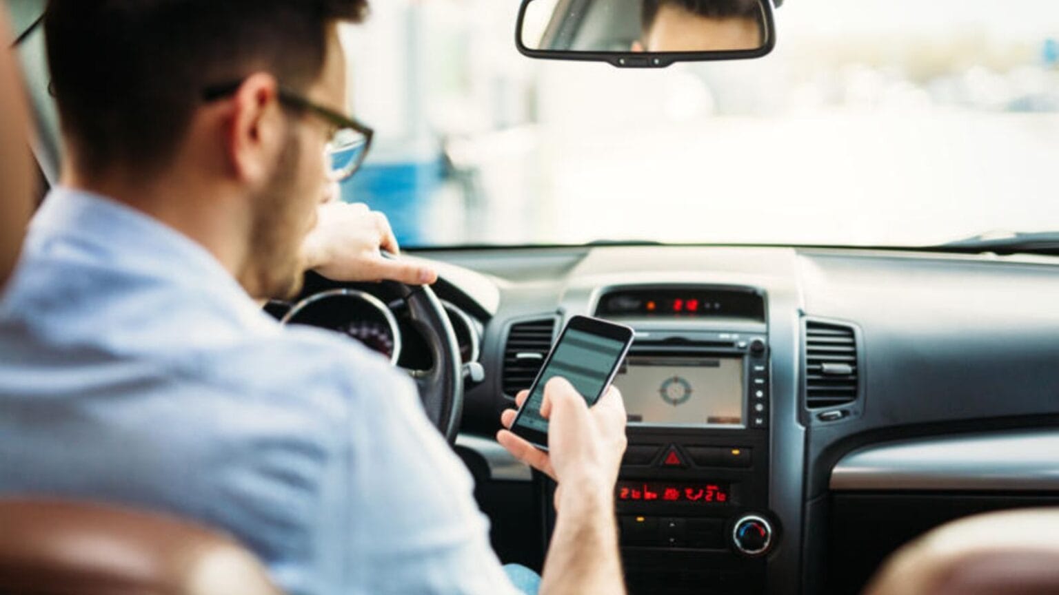 Codice della Strada: cosa rischia chi usa il cellulare alla guida