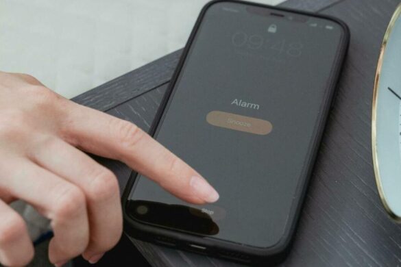 iPhone ha un problema: la sveglia non suona in orario, utenti arrabbiatissimi
