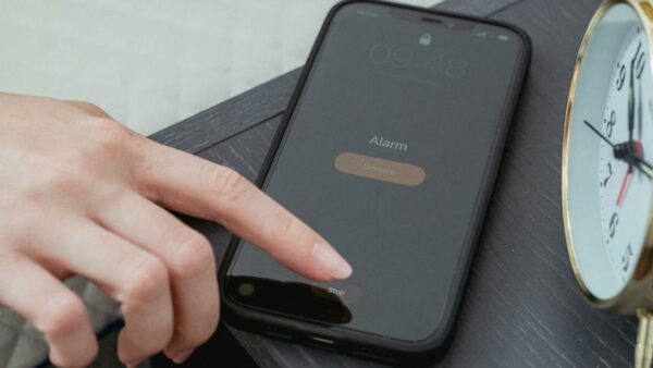 iPhone ha un problema: la sveglia non suona in orario, utenti arrabbiatissimi