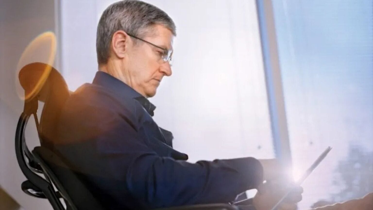 Apple, Tim Cook si racconta: sveglia alle 5 e quella volta che Apple Watch salvò il padre
