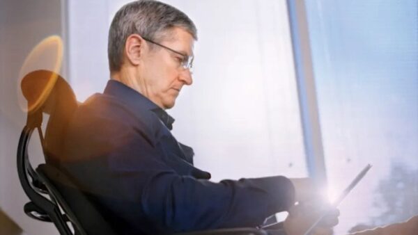 Apple, Tim Cook si racconta: sveglia alle 5 e quella volta che Apple Watch salvò il padre