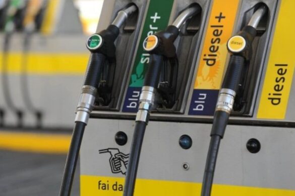 Addio ai rifornimenti di carburante se non usi il casco, folle idea greca