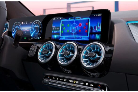 Mercedes rivoluziona l’intrattenimento a bordo: arriva il cinema in auto