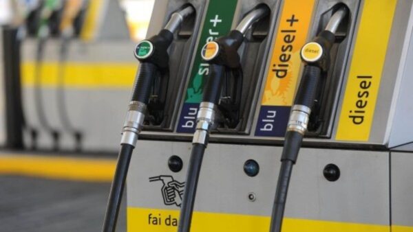 Prezzo benzina e diesel in aumento, è allarme in Italiaq