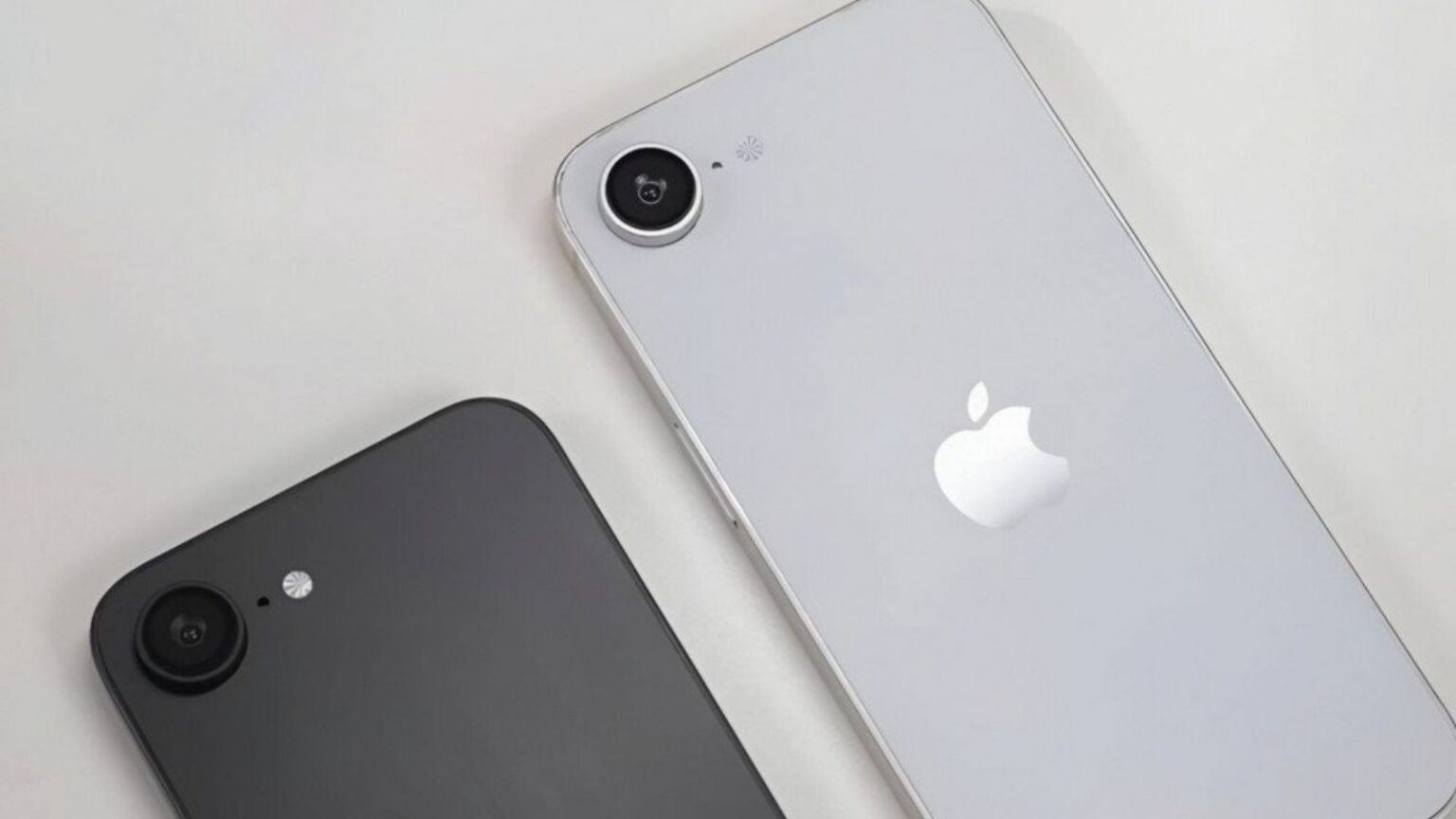 iPhone SE 2025 compare di fianco ad un iPhone 16: le immagini