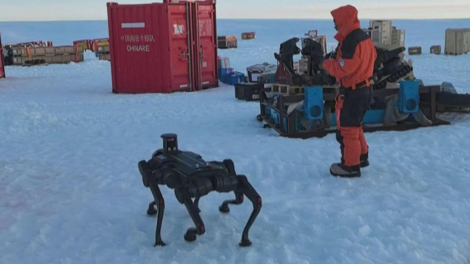 Robot cinese nel gelo antartico: per lui scarpe anti-scivolo e tanta tecnologia