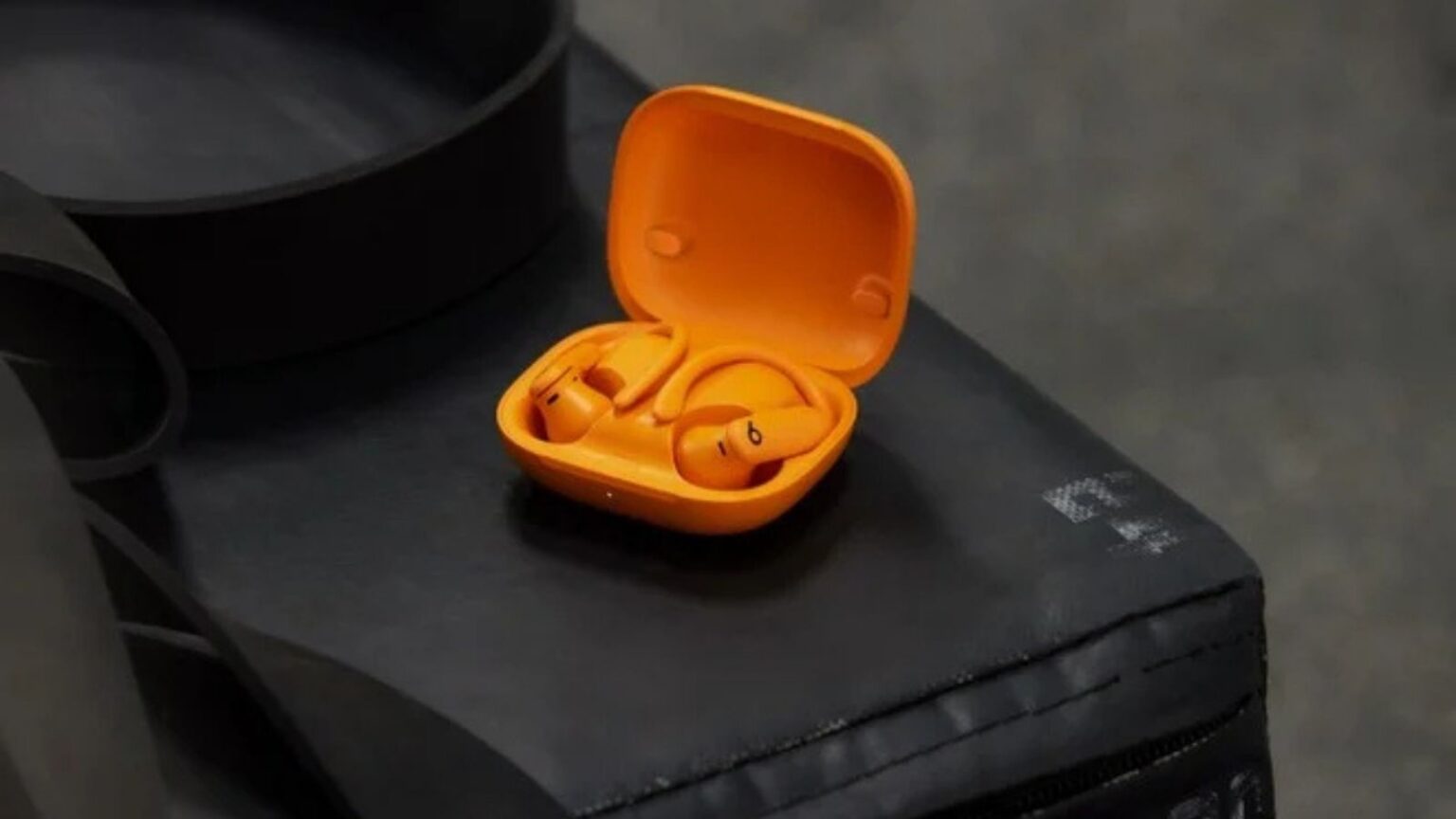Apple Powerbeats Pro 2 con nuovo design e sensori cardiaci in arrivo