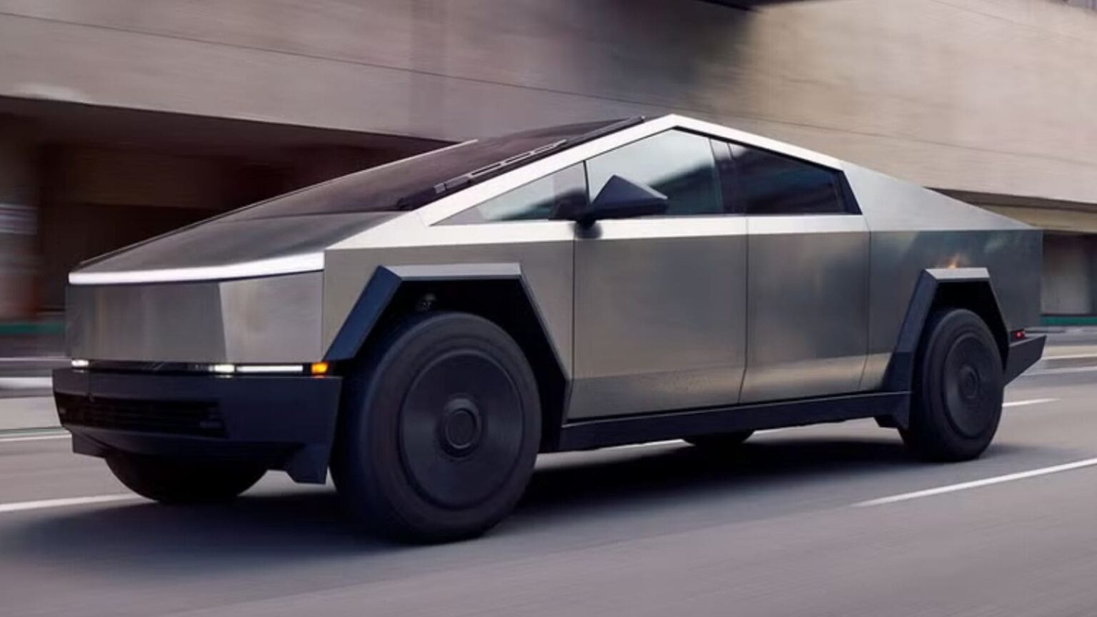 Una pellicola solare trasforma il Tesla Cybertruck in un generatore di energia mobile. Fino a 15 miglia al giorno di autonomia extra.