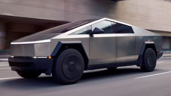 Una pellicola solare trasforma il Tesla Cybertruck in un generatore di energia mobile. Fino a 15 miglia al giorno di autonomia extra.