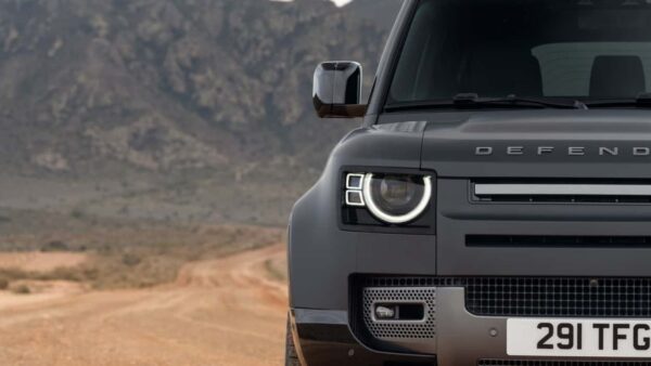 Land Rover Defender: il passaggio all'elettrico incontra sfide