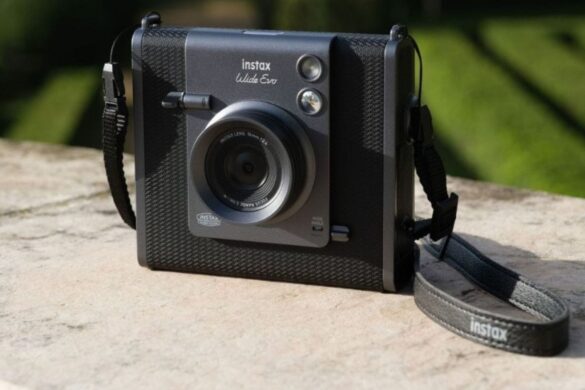 instax WIDE Evo, ufficiale la nuova fotocamera ibrida di Fujifilm