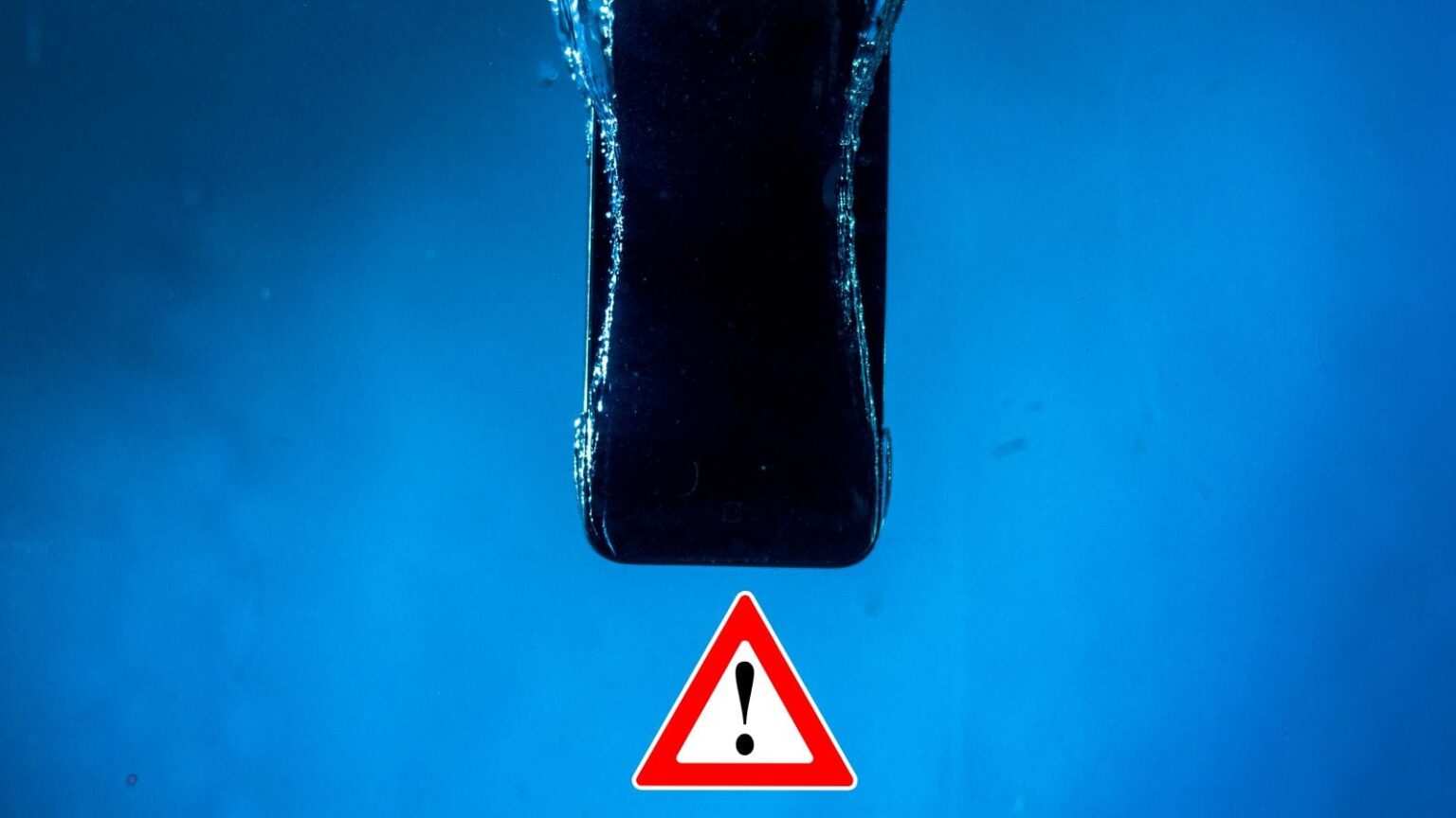 Utilizzare lo smartphone in acqua è pericoloso