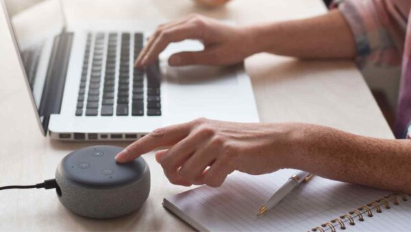 Amazon sta sviluppando Alexa come assistente vocale avanzato, ma il progetto sta subendo ritardi a causa di difficoltà tecniche.