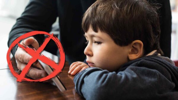 Il Brasile vieta smartphone e dispositivi elettronici a scuola per creare un ambiente più sano e concentrato, con alcune eccezioni.