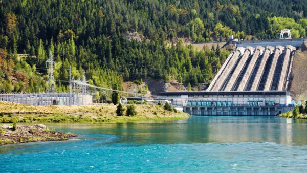 Il Friuli Venezia Giulia lancia la prima CER idroelettrica d’Italia a Tarvisio, promuovendo sostenibilità e risparmio.