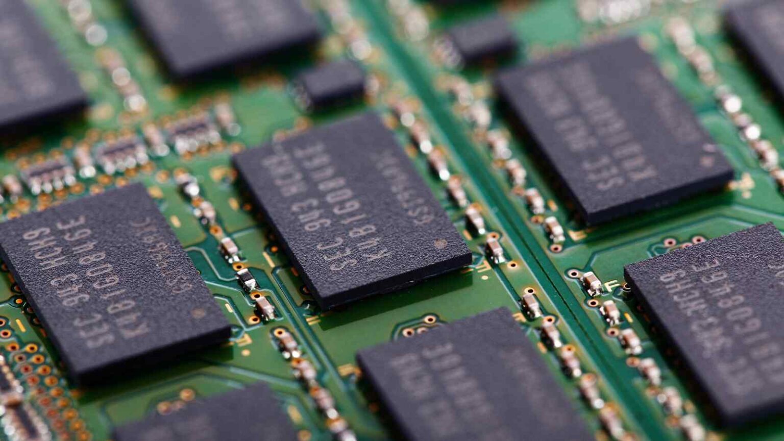 Il MIT ha sviluppato una tecnologia che usa impulsi di luce per controllare i materiali magnetici, aprendo nuove prospettive per le memorie.