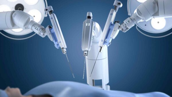 Un intervento chirurgico mini-invasivo ha combinato due robot, dimostrando l’efficacia della tecnologia nella medicina moderna.