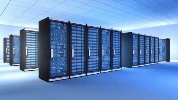 Biden firma un ordine esecutivo per nuovi data center AI, con l'obbligo di energia pulita, ma la sfida energetica rimane cruciale.