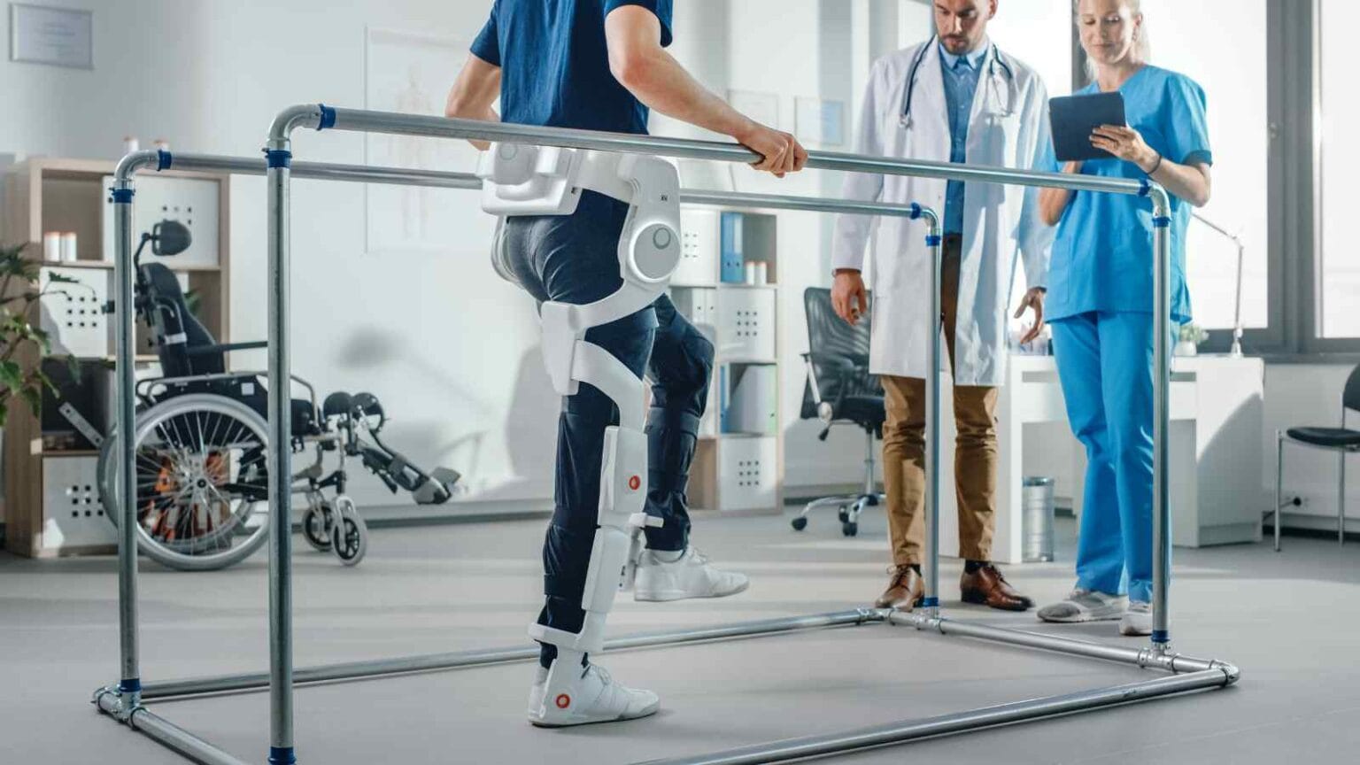 Eva, un esoscheletro robotico testato con successo, promette di rivoluzionare la sicurezza nei lavori estremi e nella riabilitazione.