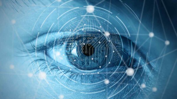 SolidddVision, gli occhiali smart che ricostruiscono la visione centrale, offrono una svolta per chi soffre di degenerazione maculare.