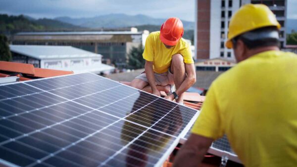 La Legge di Bilancio 2025 incentiva fotovoltaico e sostenibilità con detrazioni al 50% e crediti d'imposta per privati e aziende.
