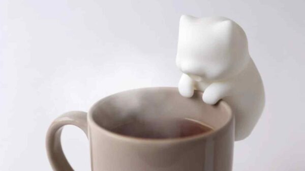 Nékojita FuFu è un gattino robot che raffredda cibi e bevande con un soffio, combinando funzionalità e design adorabile.