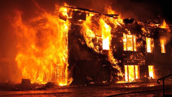 Gli incendi a Los Angeles sono accompagnati da teorie complottiste online, alimentando la disinformazione e complicando la gestione della crisi.
