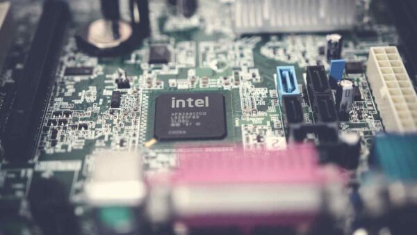 Elon Musk, Qualcomm e GlobalFoundries potrebbero unirsi per acquisire Intel, rilanciando il settore semiconduttori USA.