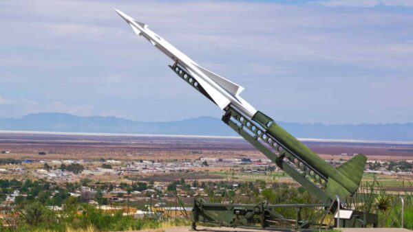 La Cina ha testato con successo un missile ipersonico aria-aria che potrebbe rivoluzionare gli equilibri militari globali.